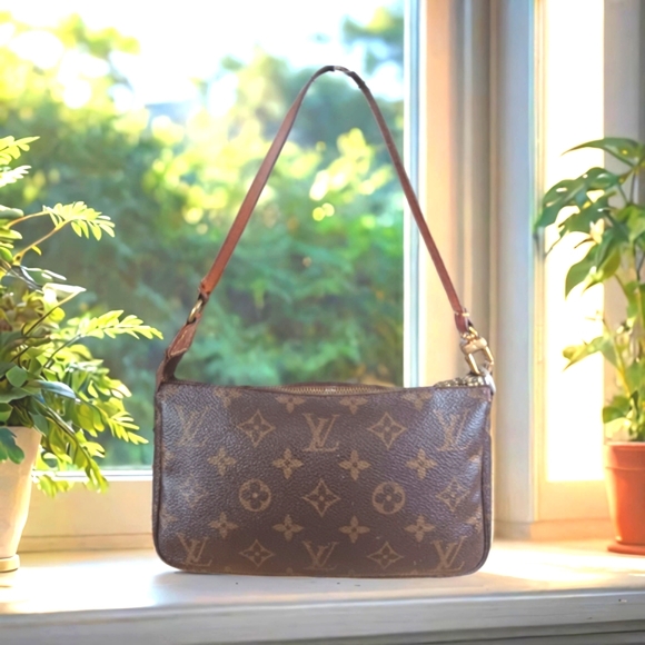 Louis Vuitton Vintage Pochette Accessoires handbag with strap - Picture 3 of 17